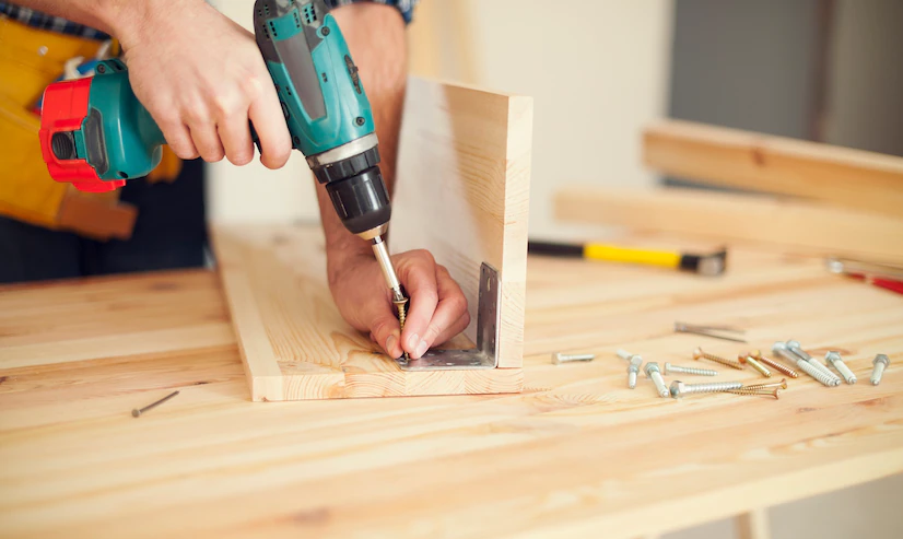 gros plan-menuisier-travaillant-avec-perceuse