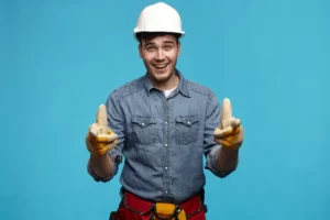 homme-électricien-travaillant-standard-avec-fusibles-utilise-tablette